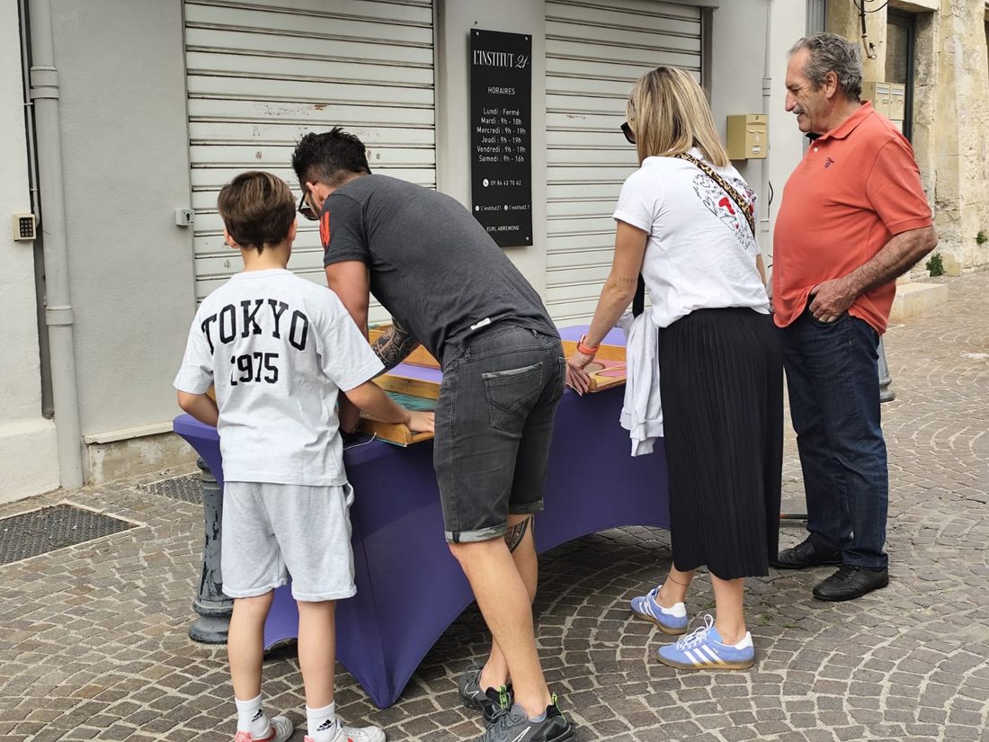 Jeux en bois sur une place de village