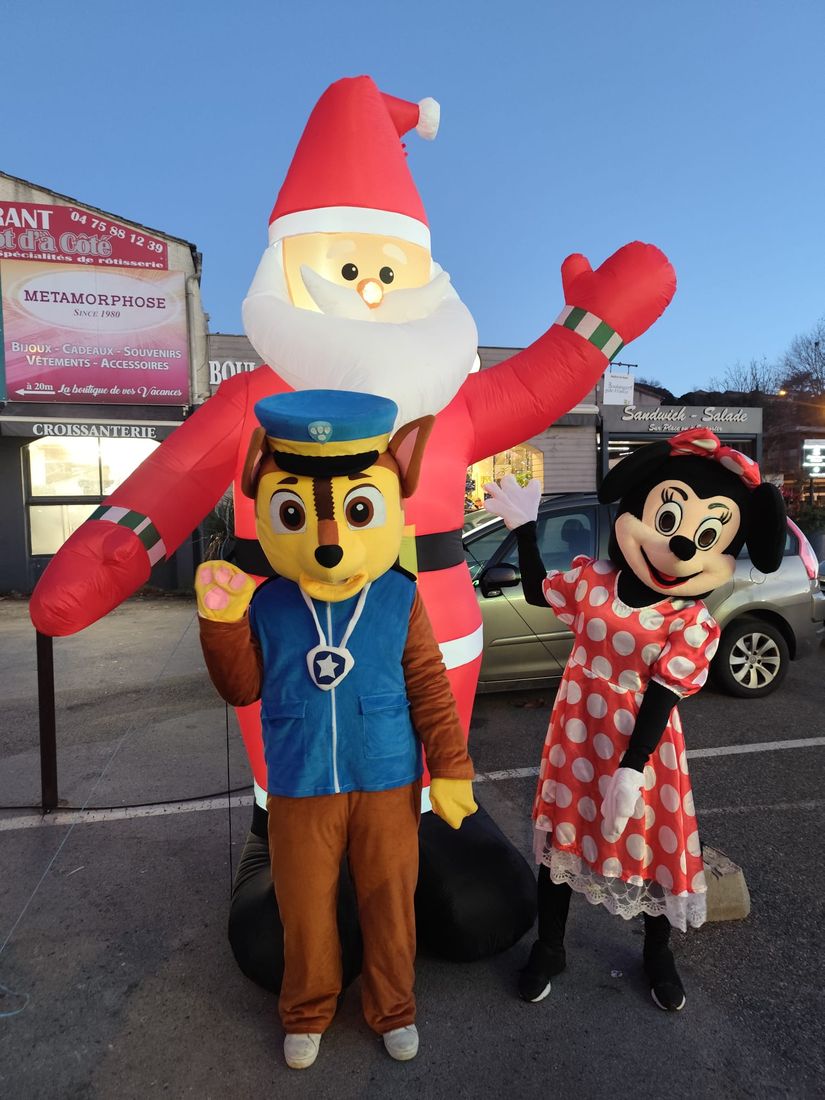 Mascottes devant un Père Noël gonflable