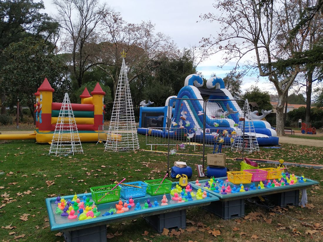 Parc éphémère de Noël avec structures gonflables et pêche aux canards