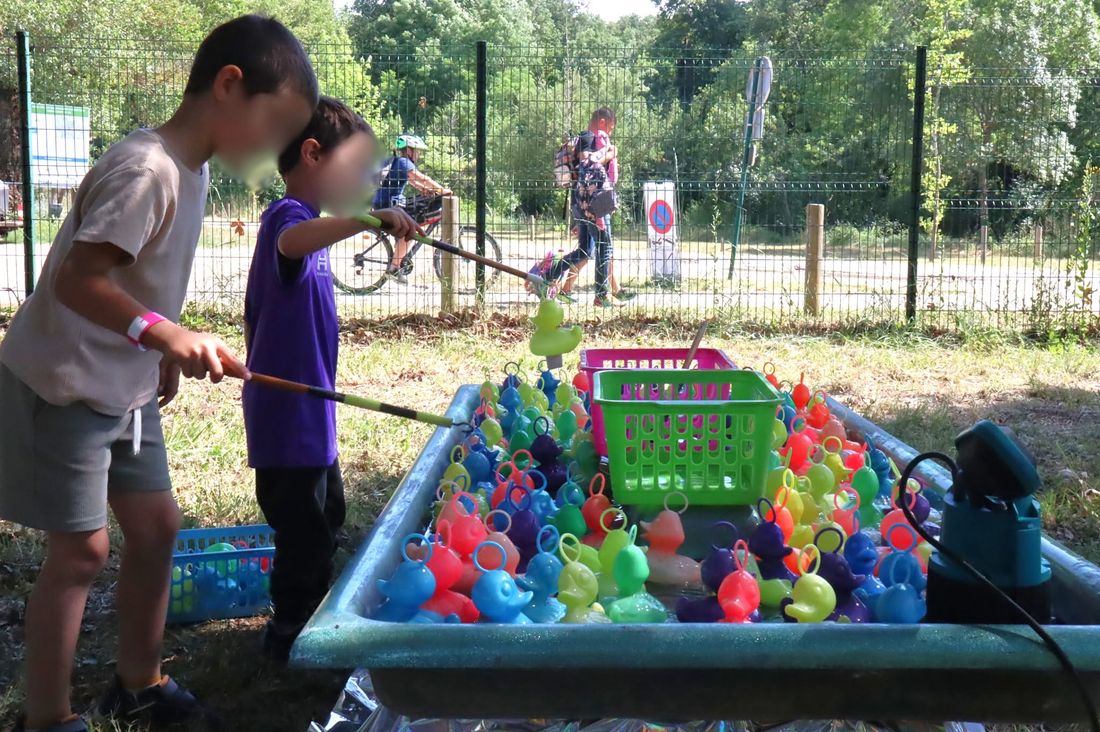 Enfants à la pêche aux canards