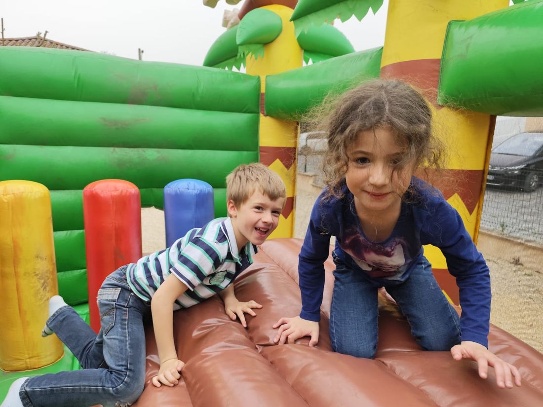 Enfants sur une structure gonflable jungle