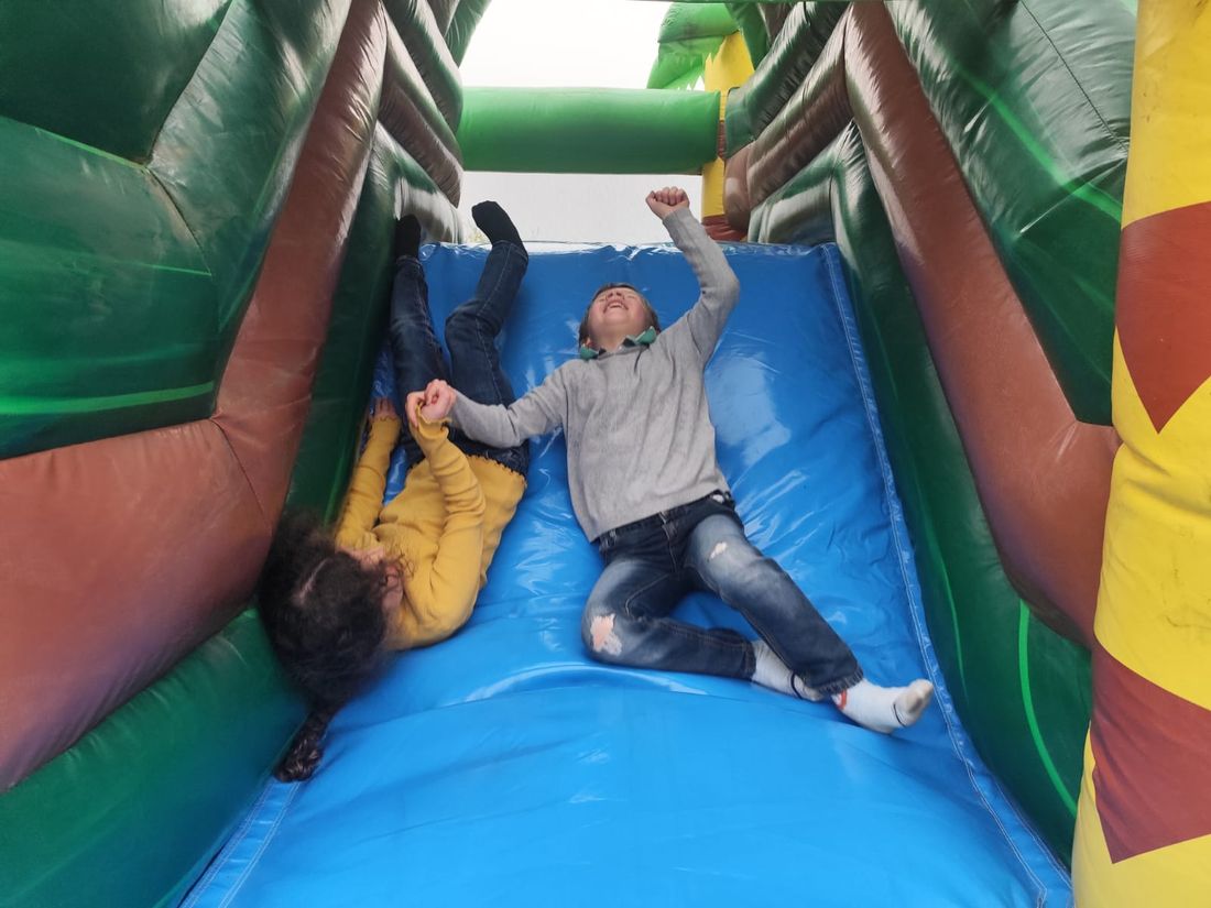 Enfants sur un toboggan gonflable