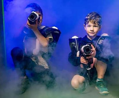 Enfants jouant au Laser Game Mobile